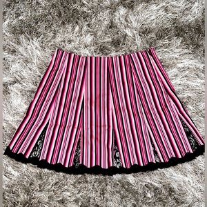 Betsey Johnson, vintage lace insert pleated miniskirt! Women’s size 2 💐💕💐